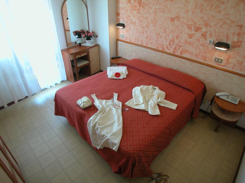 Hotel Merkury Torre Pedrera Zimmer foto