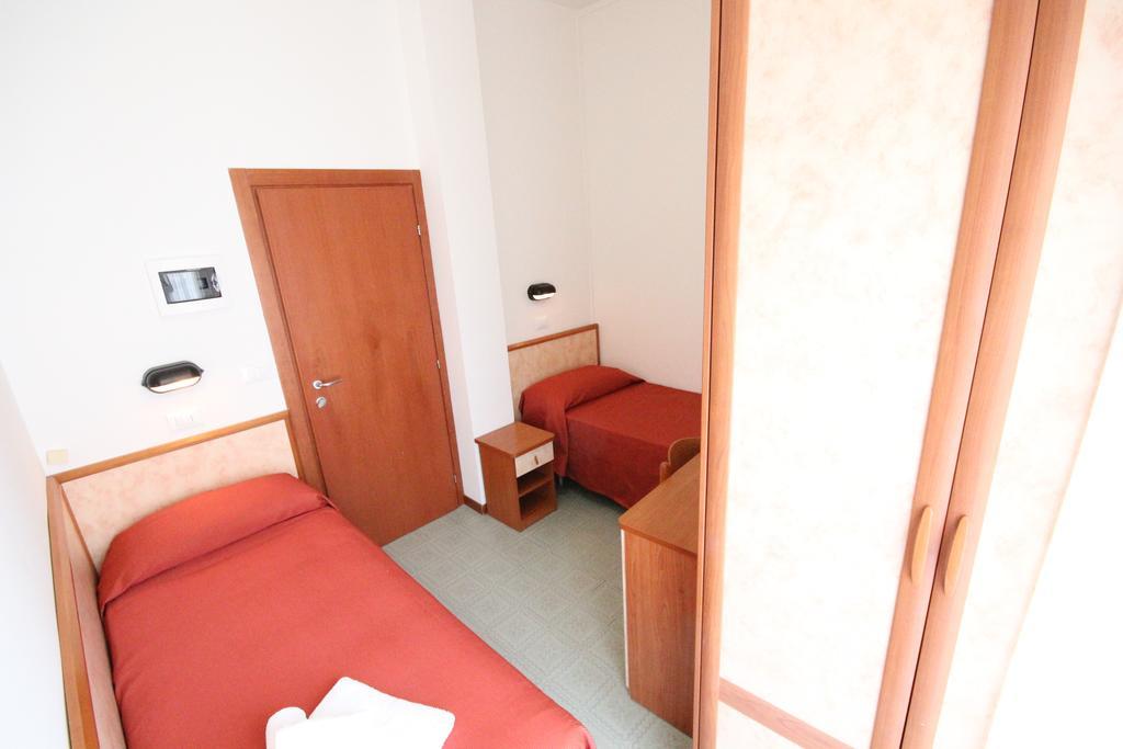 Hotel Merkury Torre Pedrera Zimmer foto