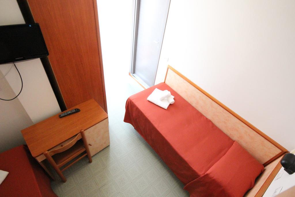 Hotel Merkury Torre Pedrera Zimmer foto
