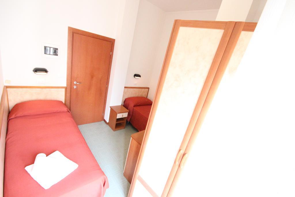 Hotel Merkury Torre Pedrera Zimmer foto